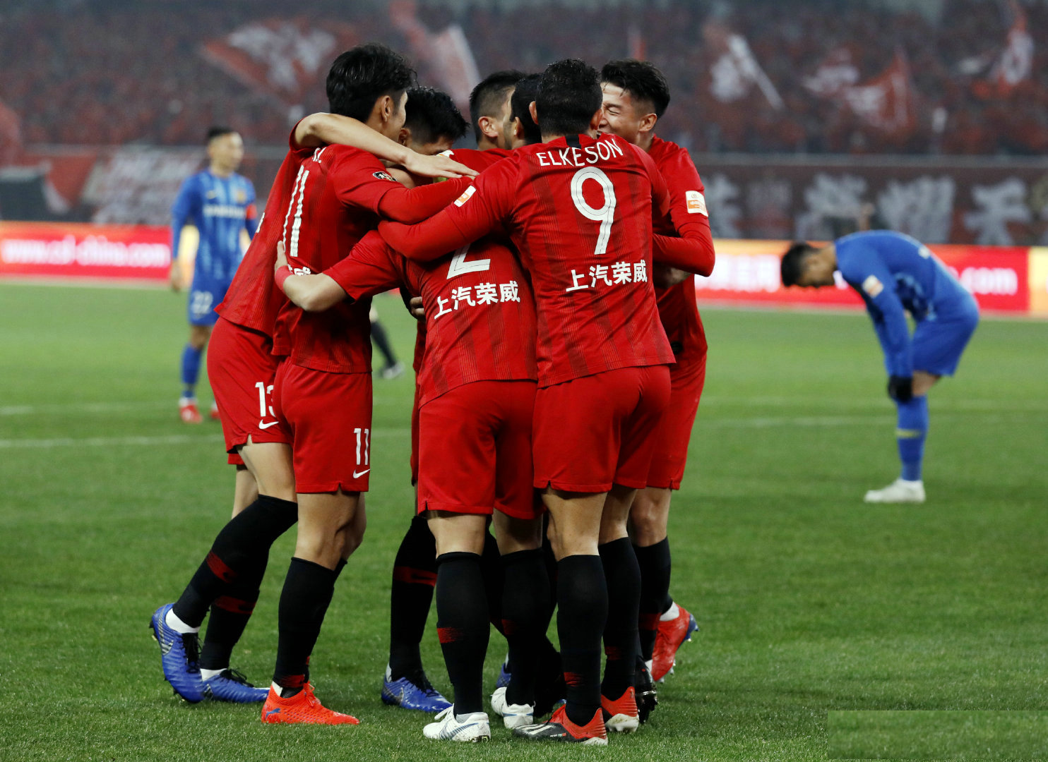 关于上海上港连胜，雄踞积分榜榜首的信息