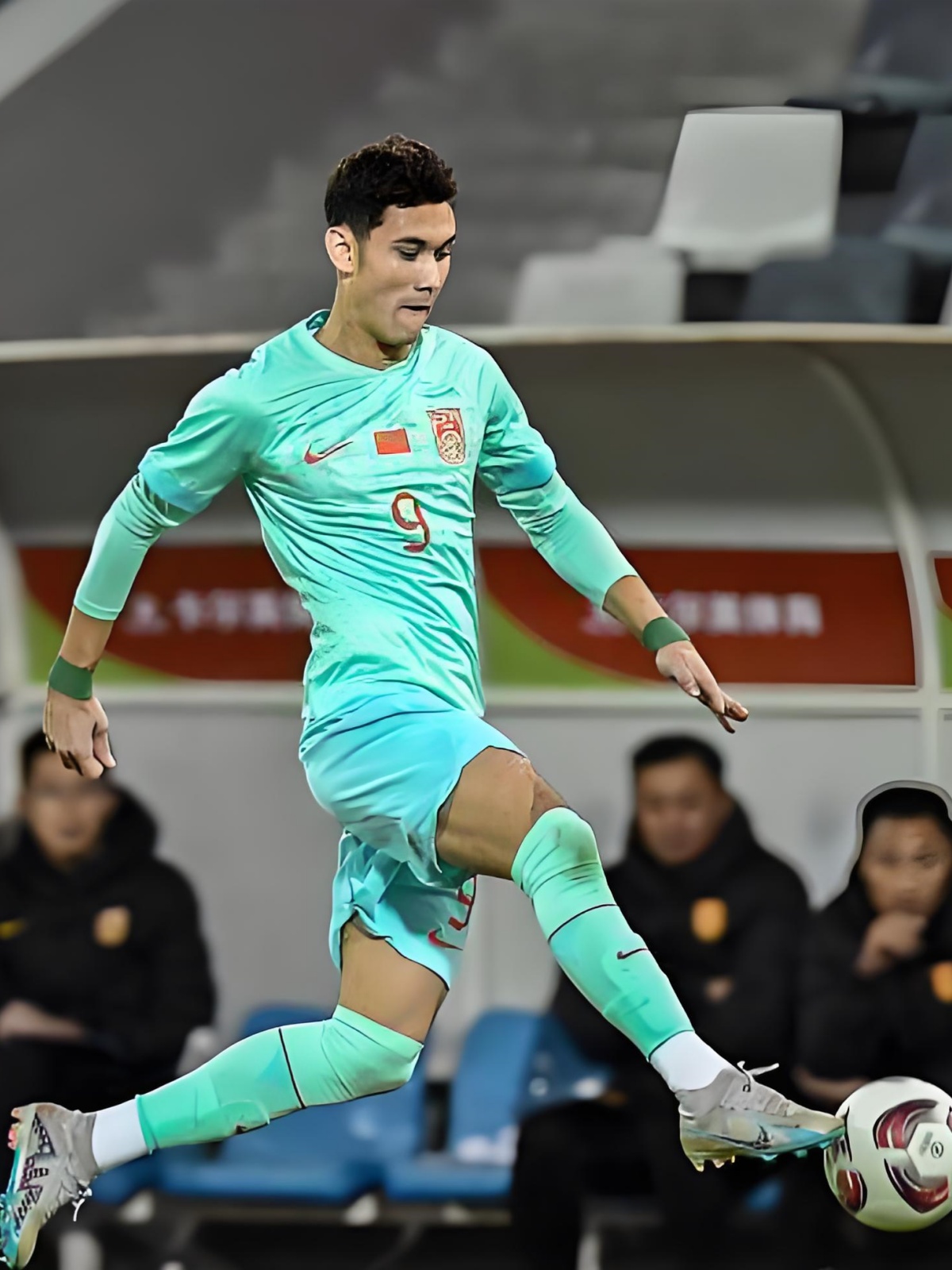 足球比赛胜负未定，球员们努力争取最佳成绩的简单介绍