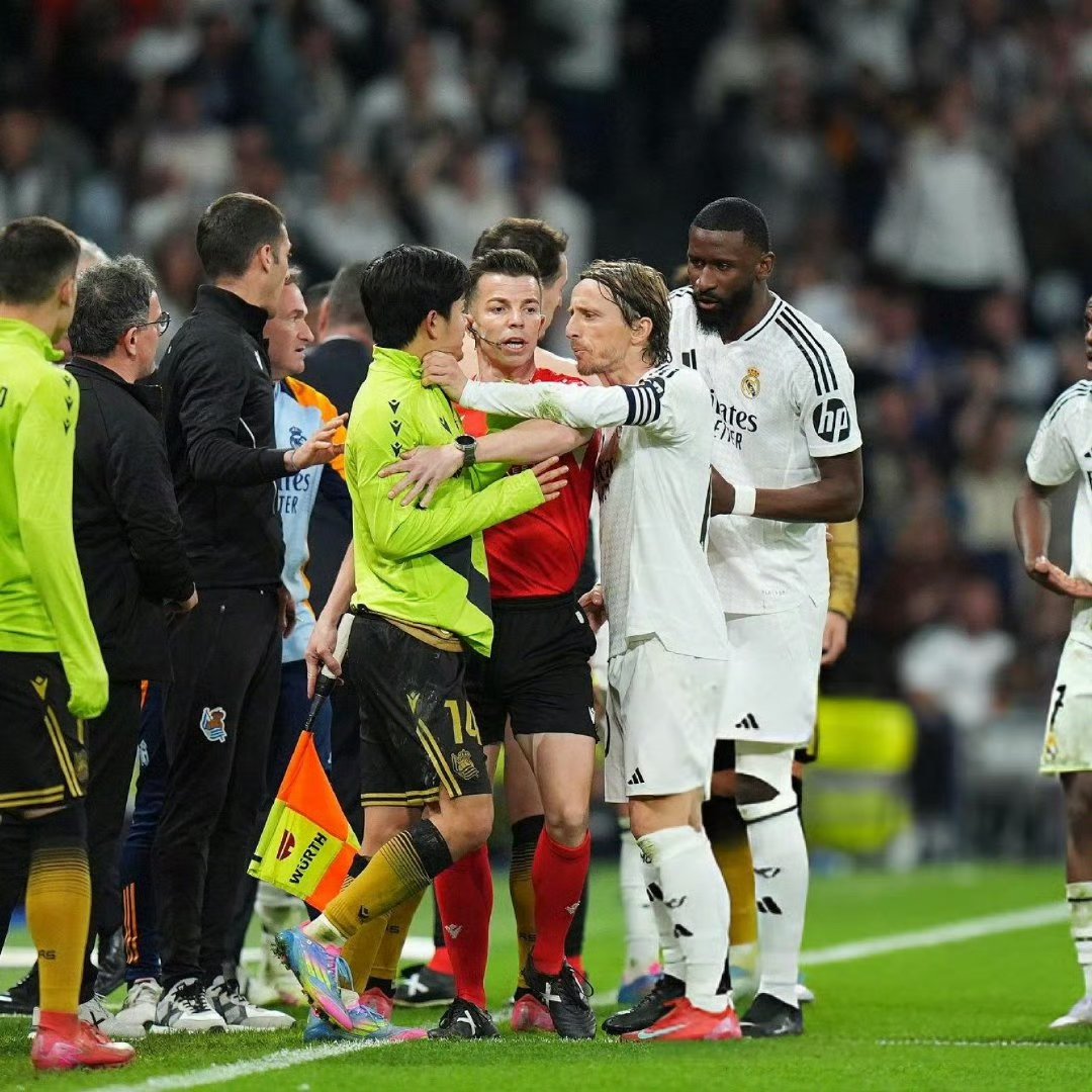 西班牙队遭遇英格兰队拼尽全力争胜 西班牙队遭遇英格兰队拼尽全力争胜