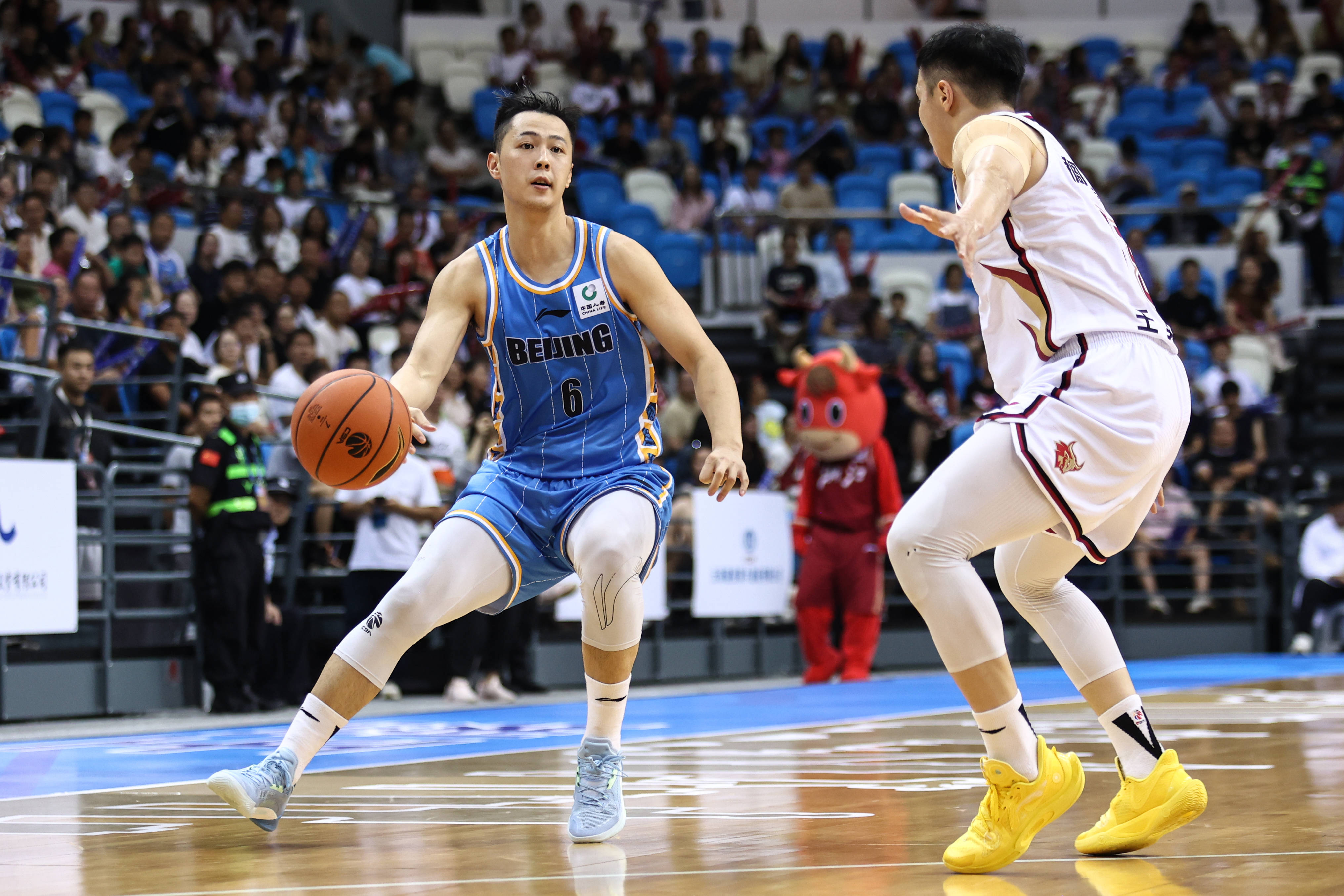 关于顶级职业篮球赛事引发球迷狂热，球场氛围激动人心的信息