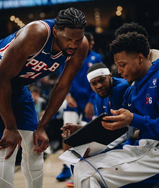 76人客场不敌灰熊,终结两连胜 76人客场不敌灰熊,终结两连胜