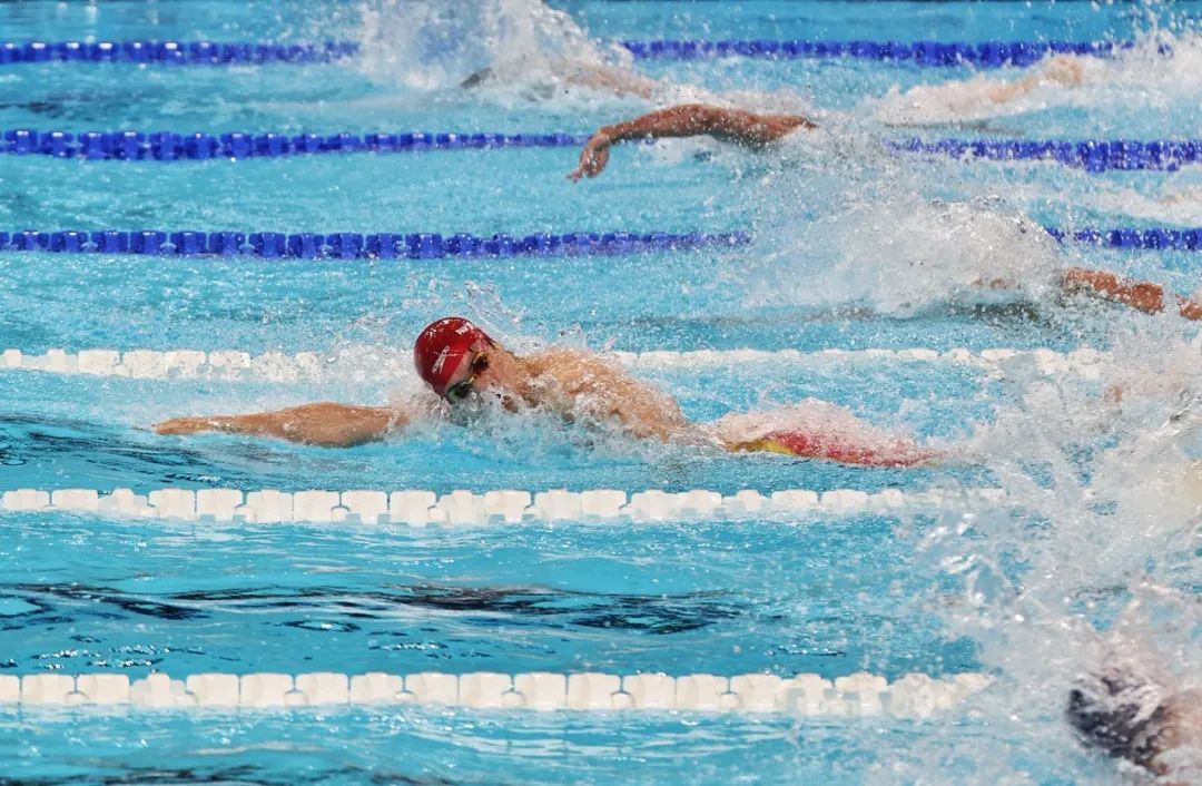 中国游泳选手刷新世界纪录，夺取冠军