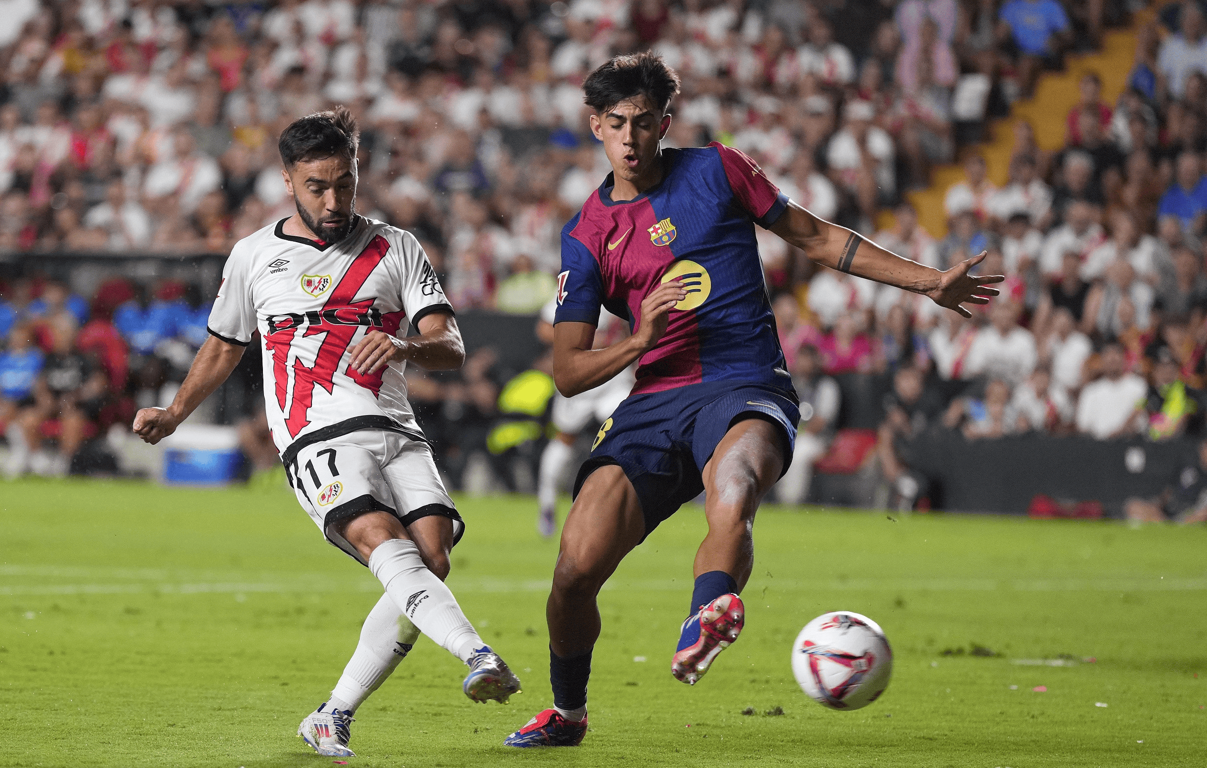 热闹的足球赛事吸引众人围观