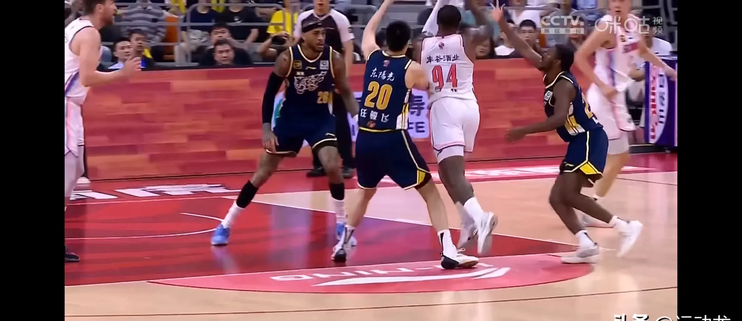 关于勇士防守端表现亮眼，球队状态逐渐回升的信息