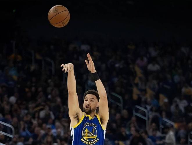 关于勇士防守端表现亮眼，球队状态逐渐回升的信息