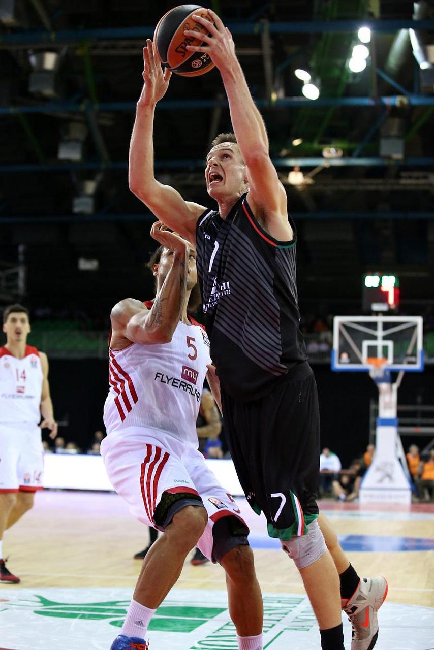 包含佛罗伦萨客场被桑普多利亚击败，遗憾失利的词条